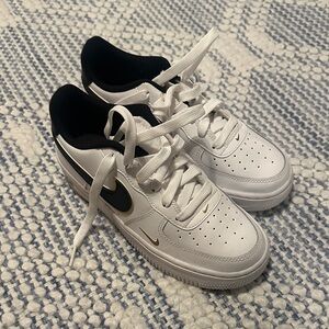 Nike White and Black Sneakers
